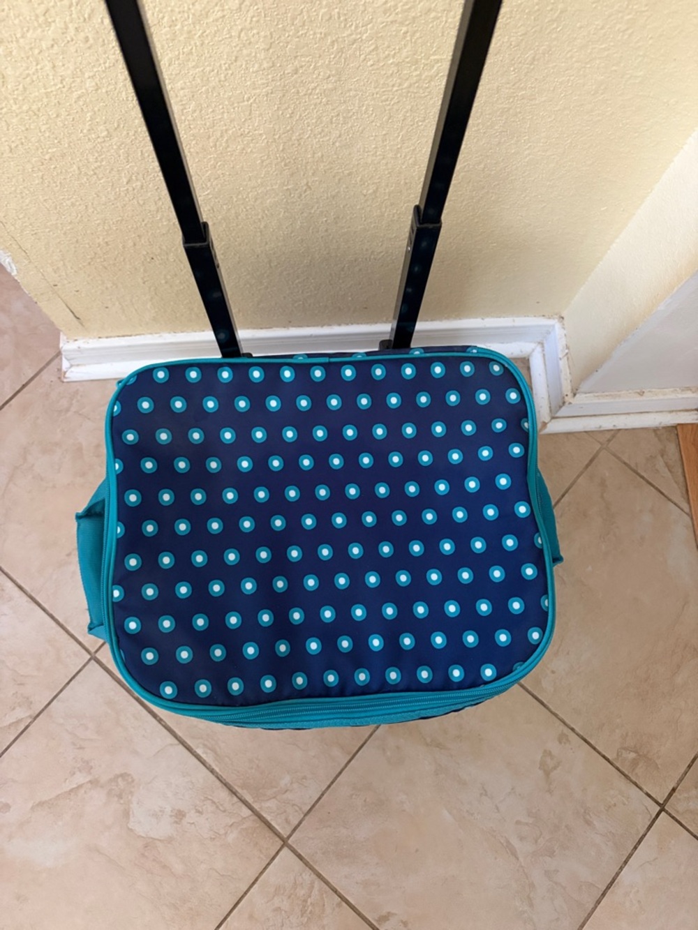 Arctic Zone 50 can rolling cooler Blue Polka Dot with Teal Trim - Picture 6 of 10